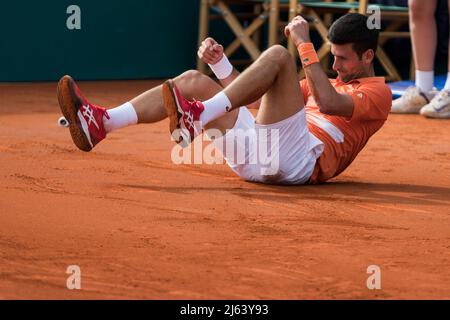 Novak Djokovic de Serbie tombe contre Andrey Rublev de Russie pendant le match final Banque D'Images
