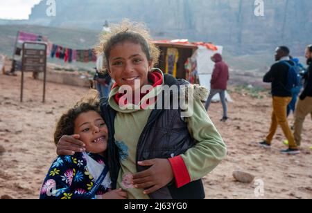 Les enfants bédouins socialisent avec les touristes à Petra Jordanie Banque D'Images