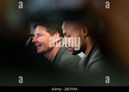 Londres, Royaume-Uni. 27th avril 2022. Oliver Glasner (l), entraîneur-chef de Francfort, et Djibril Sow assistent à la conférence de presse d'Eintracht Frankfurt à l'Olympiastadion, avant la première étape semi-finale à West Ham United. Credit: Arne Dedert/dpa/Alay Live News Banque D'Images