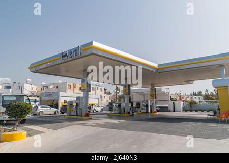 Paphos, Chypre - 2 avril 2022 : station de carburant et de gaz ENI à Chypre. ENI est une multinationale italienne du pétrole et du gaz dont le siège est à Rome. Banque D'Images