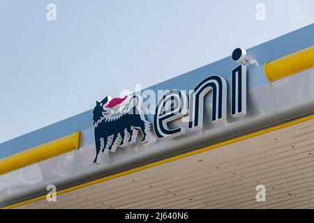 Paphos, Chypre - 2 avril 2022 : logo d'Eni sur la station-service. ENI est une multinationale italienne du pétrole et du gaz dont le siège est à Rome. Banque D'Images