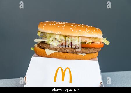 Paphos, Chypre - 2 avril 2022 : le Big N' Tasty Sandwich. Le Big N' Tasty est un hamburger vendu par la chaîne internationale de restauration rapide McDonald's. Banque D'Images