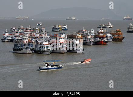 Mumbai, Maharashtra, Inde. 27th avril 2022. Des ferries ancrés à la mer d'Arabie près de la porte d'entrée de l'Inde à Mumbai. Les ferries et les bateaux privés sont utilisés comme moyen de transport par les passagers vers des destinations touristiques proches comme l'île Elephanta et Alibaugh depuis la porte d'entrée de l'Inde. (Image de crédit : © Ashish Vaishnav/SOPA Images via ZUMA Press Wire) Banque D'Images