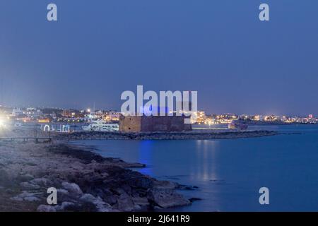 Vue en soirée sur le château de Paphos avec réflexion sur l'eau. Crépuscule à Paphos, Chypre. Banque D'Images