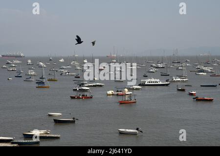 Mumbai, Maharashtra, Inde. 27th avril 2022. Bateaux privés ancrés à la mer d'Arabie près de la porte de l'Inde à Mumbai. Les ferries et les bateaux privés sont utilisés comme moyen de transport par les passagers vers des destinations touristiques proches comme l'île Elephanta et Alibaugh depuis la porte d'entrée de l'Inde. (Image de crédit : © Ashish Vaishnav/SOPA Images via ZUMA Press Wire) Banque D'Images