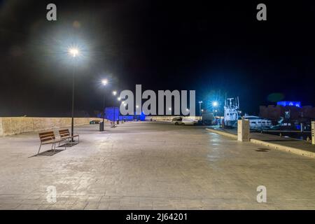 Paphos, Chypre - 2 avril 2022 : vue de nuit sur le port de plaisance de Paphos. Banque D'Images