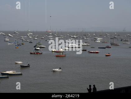 Mumbai, Maharashtra, Inde. 27th avril 2022. Bateaux privés ancrés à la mer d'Arabie près de la porte de l'Inde à Mumbai. Les ferries et les bateaux privés sont utilisés comme moyen de transport par les passagers vers des destinations touristiques proches comme l'île Elephanta et Alibaugh depuis la porte d'entrée de l'Inde. (Image de crédit : © Ashish Vaishnav/SOPA Images via ZUMA Press Wire) Banque D'Images