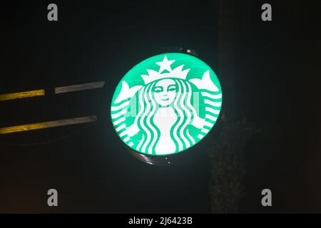 Paphos, Chypre - 2 avril 2022 : panneau du café Starbucks la nuit. Banque D'Images