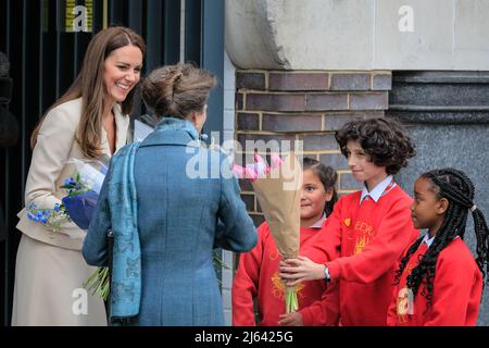 Londres, Royaume-Uni. 27th avril 2022. Les visiteurs royaux sont présentés avec des fleurs par des écoliers locaux. La princesse royale, le patron, le Collège royal des sages-femmes (MRC) et la duchesse de Cambridge, le patron, le Collège royal des obstétriciens et gynécologues (RCOG), visiteront le siège de la MRC et du RCOG à Londres. Abritant une collection d'organisations de soins de santé pour femmes qui se consacrent à l'amélioration et à la défense des soins de santé pour les femmes, le centre a été conçu par le RCOG pour favoriser la collaboration dans l'ensemble du secteur. Credit: Imagetraceur/Alamy Live News Banque D'Images