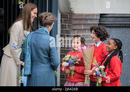 Londres, Royaume-Uni. 27th avril 2022. Les visiteurs royaux sont présentés avec des fleurs par des écoliers locaux. La princesse royale, le patron, le Collège royal des sages-femmes (MRC) et la duchesse de Cambridge, le patron, le Collège royal des obstétriciens et gynécologues (RCOG), visiteront le siège de la MRC et du RCOG à Londres. Abritant une collection d'organisations de soins de santé pour femmes qui se consacrent à l'amélioration et à la défense des soins de santé pour les femmes, le centre a été conçu par le RCOG pour favoriser la collaboration dans l'ensemble du secteur. Credit: Imagetraceur/Alamy Live News Banque D'Images