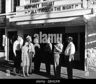 Fille locale de Kanab. L'Utah se tient à l'extérieur du cinéma local et présente Humphrey Bogart toute la nuit avec les Cast MEMBERS GLENN STRANGE GUINN ''BIG BOY'' WILLIAMS BERNARD NEDELL ETHAN LAIDLAW EDGAR BUCHANAN et SLIM WHITAKER sur place en juillet 1942, filmant LE réalisateur DESPERADOES 1943 CHARLES PENSIAL Original Story Max Brand Columbia Photos Banque D'Images