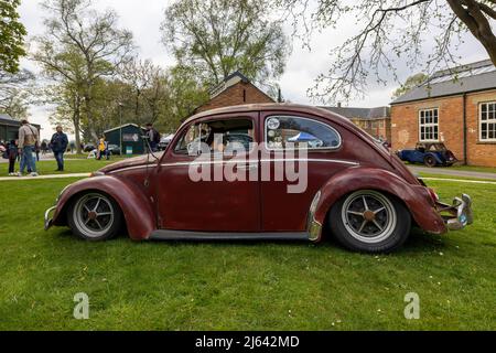 Classique VW Beetle, tige de rat exposée au Scramble d'avril qui s'est tenu au Bicester Heritage Centre le 23rd avril 2022 Banque D'Images