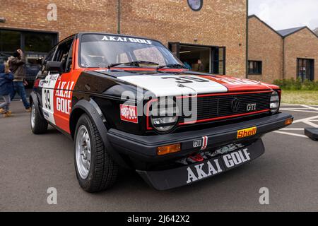 Une récréation de l'emblématique Akai Golf GTI 1979, exposée au Scramble d'avril qui s'est tenu au Bicester Heritage Centre le 23rd avril 2022 Banque D'Images