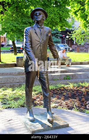 KIEV, UKRAINE - 22 MAI 2011: C'est un monument au caractère littéraire Panikovsky dans l'une des places de la ville dans le centre-ville. Banque D'Images