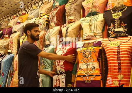 Hyderabad, Pakistan. 21st avril 2022. (4/21/2022) Un vendeur organise des robes dans son magasin, car le marché attire une foule énorme pour faire du shopping (photo de Jan Ali Laghari/Pacific Press/Sipa USA) Credit: SIPA USA/Alay Live News Banque D'Images