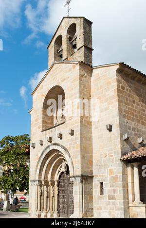 Photo verticale de Santa Maria de la Oliva, belle église romane à Villaviciosa, Espagne. Europe Banque D'Images