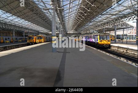 SOUTHPORT. LANCASHIRE. ANGLETERRE. 10-09013. Une gamme d'unités Northern Rail et Merseyrail, y compris Northern 156440, 142003 plus Merseyrail 507027 & Banque D'Images