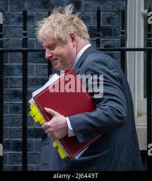 Londres, Angleterre, Royaume-Uni. 27th avril 2022. Le Premier ministre britannique BORIS JOHNSON quitte 10 Downing Street avant les questions du Premier ministre à la Chambre des communes. (Image de crédit : © Tayfun Salci/ZUMA Press Wire) Banque D'Images