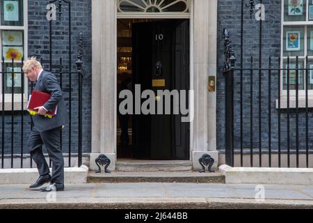 Londres, Angleterre, Royaume-Uni. 27th avril 2022. Le Premier ministre britannique BORIS JOHNSON quitte 10 Downing Street avant les questions du Premier ministre à la Chambre des communes. (Image de crédit : © Tayfun Salci/ZUMA Press Wire) Banque D'Images