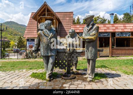 Dilijan, Arménie - 26 avril 2022 - Monument scluptures aux héros du film de comédie Mimino à Dilijan, Arménie Banque D'Images