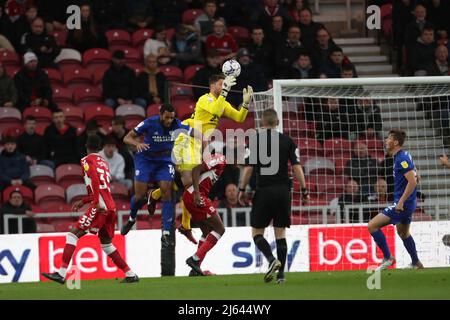 MIDDLESBROUGH, ROYAUME-UNI. 27th AVRIL Luke Daniels de Middlesbrough fume une croix lors du match de championnat Sky Bet entre Middlesbrough et Cardiff City au stade Riverside, Middlesbrough, le mercredi 27th avril 2022. (Credit: Mark Fletcher | MI News) Credit: MI News & Sport /Alay Live News Banque D'Images