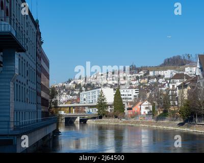 Zurich, Suisse - mars 5th 2022 : vue sur le moulin suisse et le fleuve Limmat vers les zones de logement Banque D'Images