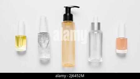 Conception d'emballages de cosmétiques biologiques. Plat, vue du dessus flacon à pompe en verre transparent, bol à brosse, bol à sérum hydratant sur fond blanc. Naturel Banque D'Images