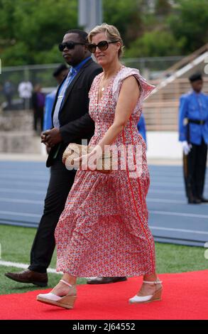 La comtesse de Wessex arrivant au mini stade de la Soufrière, Sainte-Lucie, pour assister à une représentation célébrant les jeunes de Sainte-Lucie, alors qu'elle et son mari, le comte de Wessex, poursuivent leur visite dans les Caraïbes pour marquer le Jubilé de platine de la Reine. Date de la photo: Mercredi 27 avril 2022. Banque D'Images