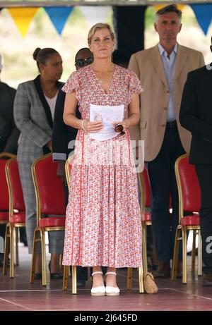 La comtesse de Wessex au mini stade de la Soufrière, Sainte-Lucie, assistant à une représentation célébrant les jeunes de Sainte-Lucie, alors qu'elle et son mari, le comte de Wessex, poursuivent leur visite dans les Caraïbes pour marquer le Jubilé de platine de la Reine. Date de la photo: Mercredi 27 avril 2022. Banque D'Images
