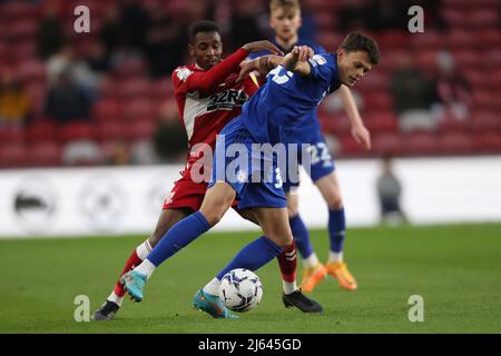 MIDDLESBROUGH, ROYAUME-UNI. AVR 27th Josh Coburn de Middlesbrough combat avec Perry ng de Cardiff City lors du match de championnat Sky Bet entre Middlesbrough et Cardiff City au stade Riverside, Middlesbrough, le mercredi 27th avril 2022. (Credit: Mark Fletcher | MI News) Credit: MI News & Sport /Alay Live News Banque D'Images