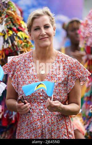 La comtesse de Wessex au mini stade de la Soufrière, Sainte-Lucie, assistant à une représentation célébrant les jeunes de Sainte-Lucie, alors qu'elle et son mari, le comte de Wessex, poursuivent leur visite dans les Caraïbes pour marquer le Jubilé de platine de la Reine. Date de la photo: Mercredi 27 avril 2022. Banque D'Images