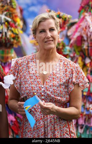 La comtesse de Wessex au mini stade de la Soufrière, Sainte-Lucie, assistant à une représentation célébrant les jeunes de Sainte-Lucie, alors qu'elle et son mari, le comte de Wessex, poursuivent leur visite dans les Caraïbes pour marquer le Jubilé de platine de la Reine. Date de la photo: Mercredi 27 avril 2022. Banque D'Images