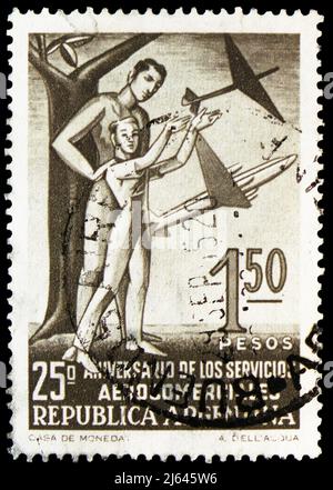 MOSCOU, RUSSIE - 27 MARS 2022 : timbre-poste imprimé en Argentine consacré au 25th anniversaire de l'aviation commerciale, série, vers 1955 Banque D'Images