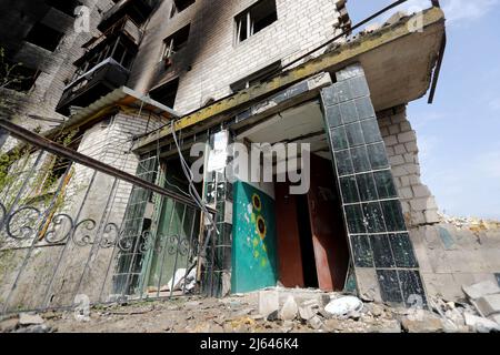 Une section reste debout dans un immeuble endommagé à la suite de bombardements russes à Borodianka, un village urbain libéré des envahisseurs russes, dans la région de Kiev, dans le nord de l'Ukraine, le 25 avril 2022. Photo de Yuliia Ovsiannikova/Ukrinform/ABACAPRESS.COM Banque D'Images