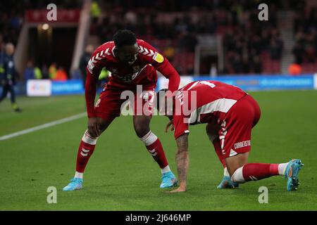 MIDDLESBROUGH, ROYAUME-UNI. 27th AVRIL Marcus Tavernier de Middlesbrough fête avec Folarin Balogun après avoir marquant leur premier but lors du match de championnat Sky Bet entre Middlesbrough et Cardiff City au stade Riverside, Middlesbrough, le mercredi 27th avril 2022. (Credit: Mark Fletcher | MI News) Credit: MI News & Sport /Alay Live News Banque D'Images