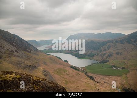 Buttermere Valley vue de la célèbre Haystacks ridgeline et Haystacks Peak, Lake District National Park, Cumbria, Angleterre, Royaume-Uni Banque D'Images