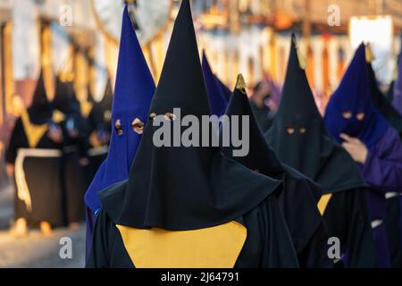 Les pénitents à capuchon catholiques romains portant des capirotes traditionnels tiennent une procession de silence le samedi Saint, 16 avril 2022 à Patzcuaro, Michoacan, Mexique. La petite ville indigène conserve les traditions de la domination coloniale espagnole, y compris la confraternité des pénitents pendant la semaine sainte. Banque D'Images