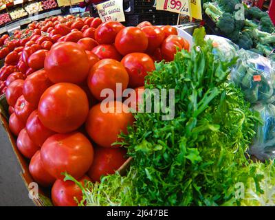 Tomate rouge à vendre sur le marché Banque D'Images