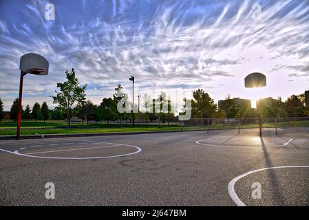 Terrain de basket-ball sur fond bleu ciel Banque D'Images