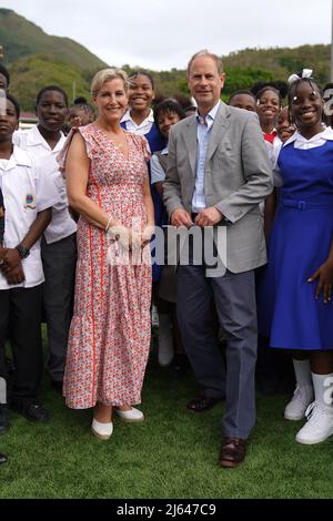 Le comte et la comtesse de Wessex au mini stade de la Soufrière, Sainte-Lucie, assistant à une représentation célébrant les jeunes de Sainte-Lucie, alors qu'ils poursuivent leur visite dans les Caraïbes, pour marquer le Jubilé de platine de la Reine. Date de la photo: Mercredi 27 avril 2022. Banque D'Images