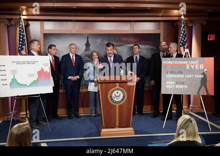 Washington, États-Unis. 27th avril 2022. LE sénateur AMÉRICAIN Ted Cruz(R-TX) aux côtés des sénateurs GOP parle du titre 42 et de la frontière US-MEX, aujourd'hui le 27 avril 2022 au Sénat Studio/Capitol Hill à Washington DC, États-Unis. (Photo de Lénine Nolly/Sipa USA) Credit: SIPA USA/Alay Live News Banque D'Images