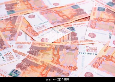 Contexte, les billets en roubles russes en valeurs unitaires cinq mille roubles Banque D'Images