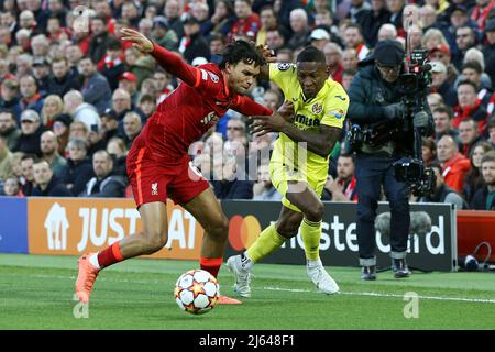 Liverpool, Royaume-Uni. 27th avril 2022. Trent Alexander-Arnold de Liverpool (l) détient Pervis Estupinan de Villarreal. Ligue des champions de l'UEFA, demi-finale du match de 1st jambes, Liverpool et Villarreal au stade Anfield de Liverpool le mercredi 27th avril 2022. Cette image ne peut être utilisée qu'à des fins éditoriales. Utilisation éditoriale uniquement, licence requise pour une utilisation commerciale. Aucune utilisation dans les Paris, les jeux ou les publications d'un seul club/ligue/joueur. photo par Chris Stading/Andrew Orchard sports Photography/Alamy Live News crédit: Andrew Orchard sports Photography/Alamy Live News Banque D'Images