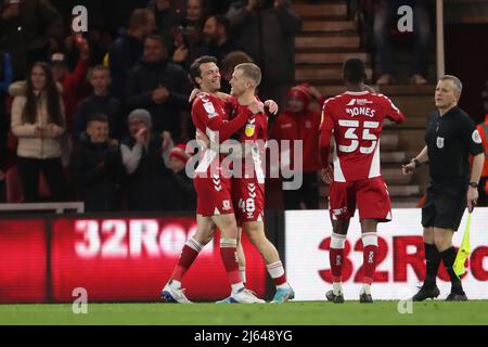 MIDDLESBROUGH, ROYAUME-UNI. 27th AVRIL Riley McGree de Middlesbrough fête avec Jonathan Howson après avoir marquant son deuxième but lors du match de championnat Sky Bet entre Middlesbrough et Cardiff City au stade Riverside, Middlesbrough, le mercredi 27th avril 2022. (Credit: Mark Fletcher | MI News) Credit: MI News & Sport /Alay Live News Banque D'Images