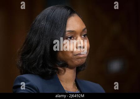 Natasha C. Merle comparaît devant une audience de la Commission du Sénat sur la magistrature pour sa nomination au poste de juge de district des États-Unis pour le district de l'est de New York, dans l'édifice Dirksen du Bureau du Sénat à Washington, DC, le mercredi 27 avril 2022. Crédit : Rod Lamkey/CNP/MediaPunch Banque D'Images