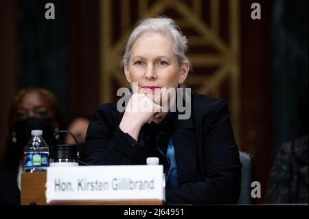 Washington, États-Unis. 27th avril 2022. Le sénateur américain Kirsten Gillicand (D-NY) prend la parole lors d'une audience de la Commission judiciaire du Sénat. Crédit : SOPA Images Limited/Alamy Live News Banque D'Images