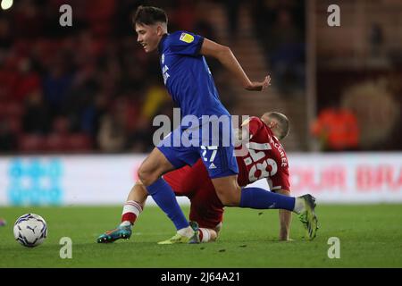 MIDDLESBROUGH, ROYAUME-UNI. AVRIL 27th Rubin Colwill de Cardiff City en action avec Riley McGree de Middlesbrough lors du match de championnat Sky Bet entre Middlesbrough et Cardiff City au stade Riverside, Middlesbrough, le mercredi 27th avril 2022. (Credit: Mark Fletcher | MI News) Credit: MI News & Sport /Alay Live News Banque D'Images