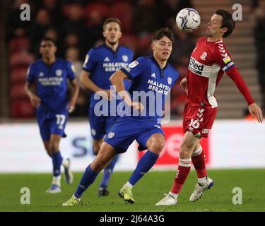 MIDDLESBROUGH, ROYAUME-UNI. 27th AVRIL Jonathan Howson de Middlesbrough en action avec Rubin Colwill de Cardiff lors du match de championnat Sky Bet entre Middlesbrough et Cardiff City au stade Riverside, Middlesbrough, le mercredi 27th avril 2022. (Credit: Mark Fletcher | MI News) Credit: MI News & Sport /Alay Live News Banque D'Images