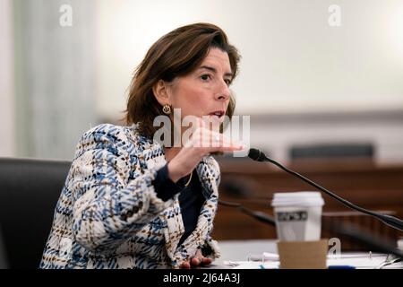 Washington, États-Unis. 27th avril 2022. Gina Raimondo, secrétaire au Commerce des États-Unis, assiste à une audience du Comité du Sénat américain sur le Commerce, la Science et le transport intitulé « priorités budgétaires de l'exercice 2023 du Département du Commerce » à Capitol Hill, à Washington, DC, aux États-Unis, le 27 avril 2022. Credit: Liu Jie/Xinhua/Alay Live News Banque D'Images