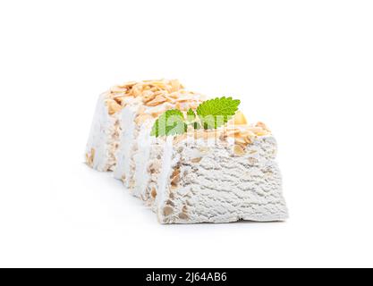 Tranché de nougat blanc avec des amandes isolées sur fond blanc Banque D'Images